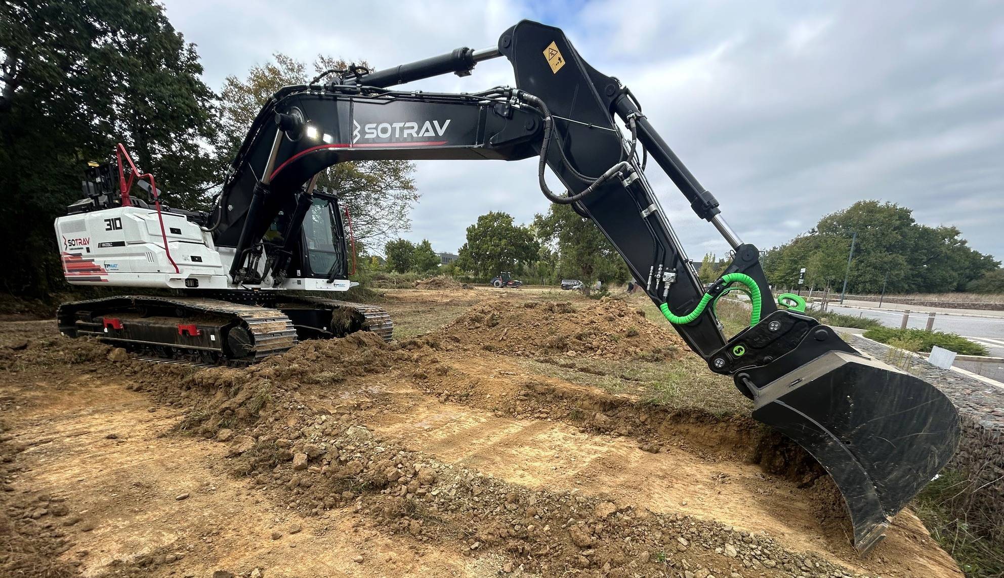 Nouvelle pelle sur chantier de terrassement