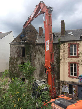 Déstruction Allée St Hélier Rennes - Pelle équipée d'un bras de déconstruction hauteur 21 m