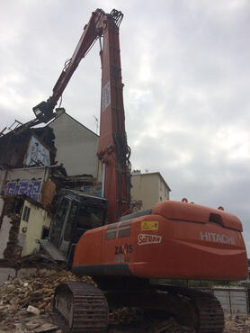 Démolition Allée St Hélier Rennes - Le bras de déconstruction de 21m en action